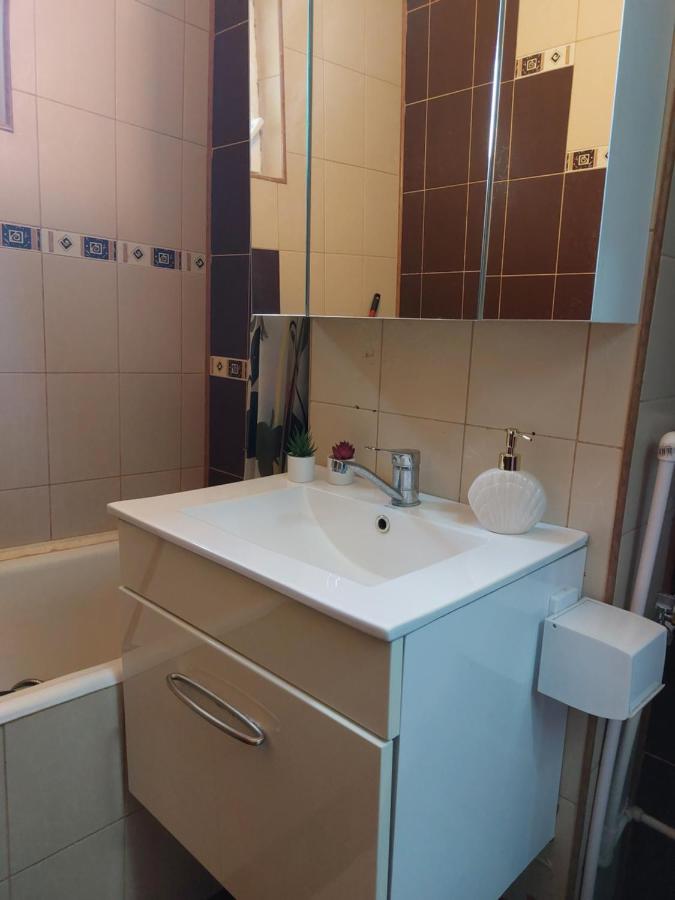 Apartament Central Renovat 3 Camere Bukarest Exteriör bild
